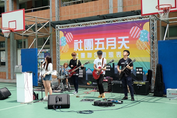 07 5月17日城中社團表演，由熱音社帶來氣勢磅礡的流行歌曲。.jpg