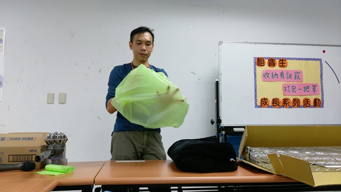 陳書錦規劃師示範如何用垃圾袋收納衣物.jpg
