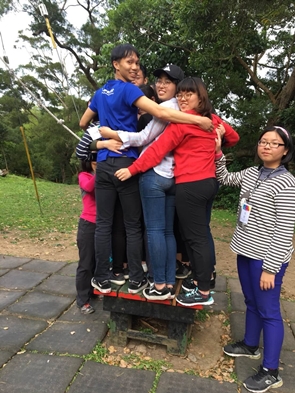 同學共同協助踏上木板.jpg
