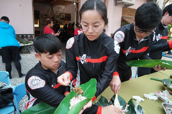 圖片標題:06 米86部落學習製作月桃葉飯.JPG