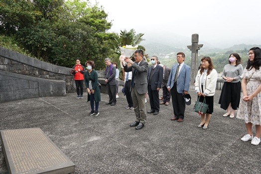 圖片標題:潘維大校長帶領同仁與校友向孫科故董事長獻花致意。.JPG