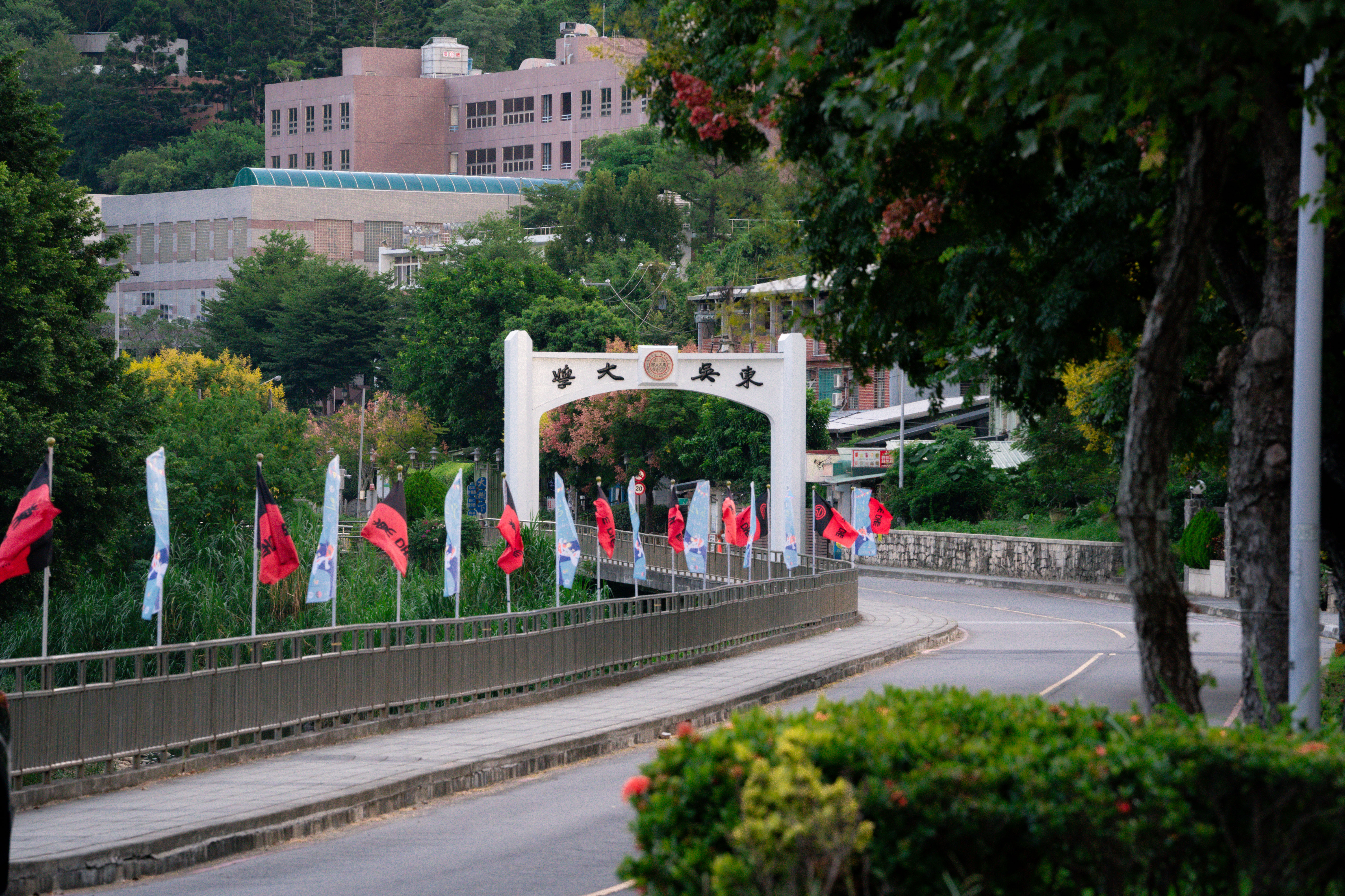 圖片標題:01東吳大學校門及沿路旗幟.JPG