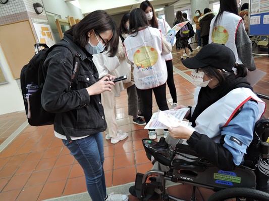 圖片標題:02雙溪校區百台活動，資源教室學生向參與活動同學介紹詳細.jpeg