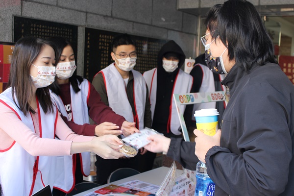 圖片標題:10 城中校區志工贈與獎品給答對同學.JPG