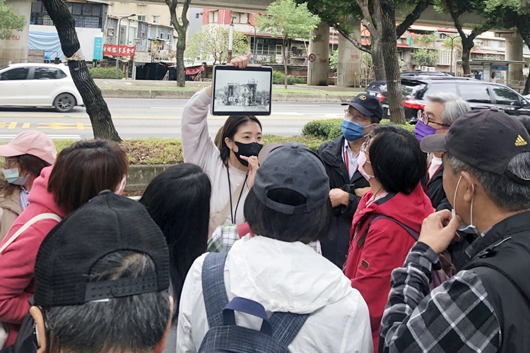 圖片標題:圖三計畫團隊成員帶領學員導覽士林中山北五段.JPG