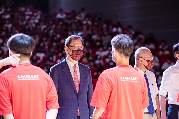 圖片標題:11 理事長替同學們穿上紀念衫.jpg