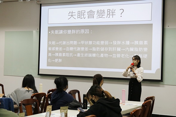 圖片標題:04 劉婷妮營養師向同學們講解失眠變胖的迷思.JPG