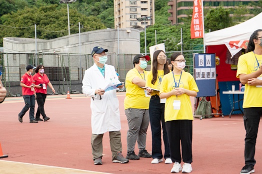 圖片標題:02 高醫師與志工們關注選手狀況.jpg