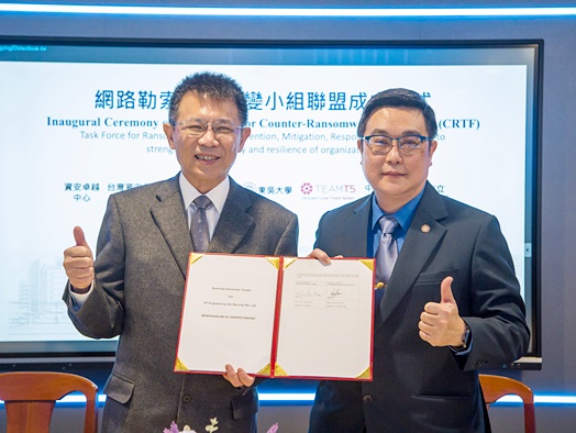 圖二、東吳大學校長潘維大(左)與新加坡科技工程公司網路資安總裁吳膺俊(右)簽約.jpg