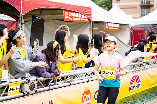 圖片標題:06亞軍兼松藍子與志工們友好互動.jpg