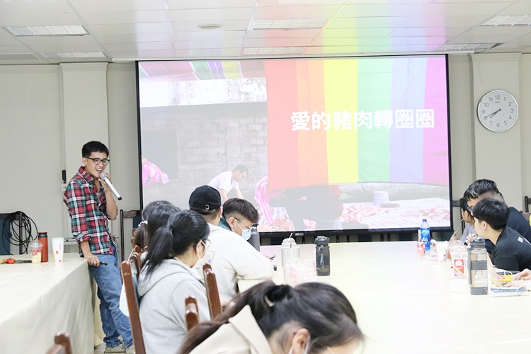 圖片標題:04 Apyang Imiq講師講述部落中遇到關同性議題的困境.JPG