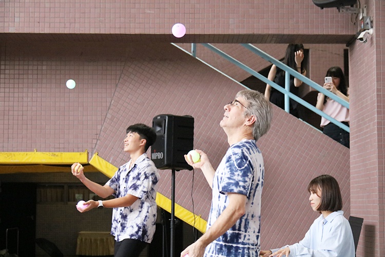 圖片標題:05范德騰老師與音樂系同學展示拋接球.JPG