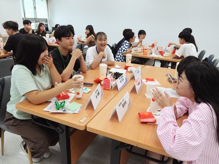 圖片標題:圖三台灣學生與外籍新生互動熱絡.jpg