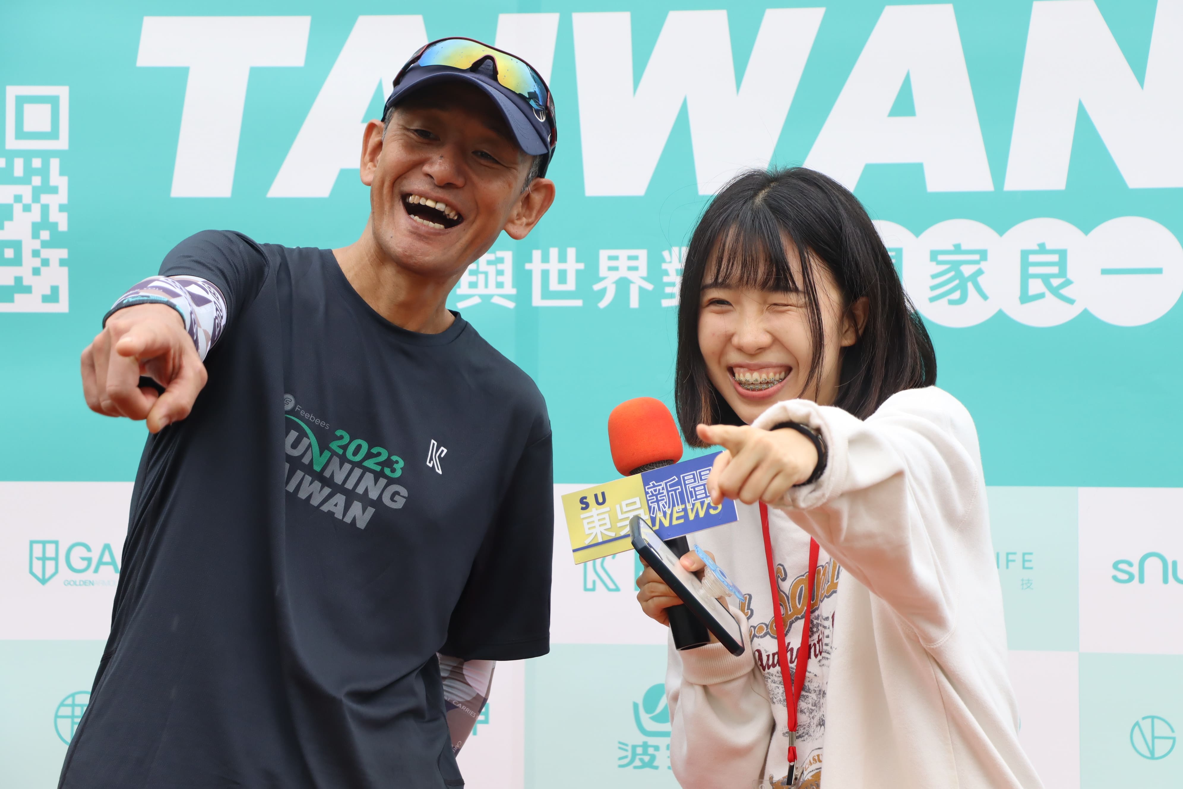 圖片標題:圖七、東吳校園記者採訪日本超馬選手關家良一，並俏皮合影.jpg